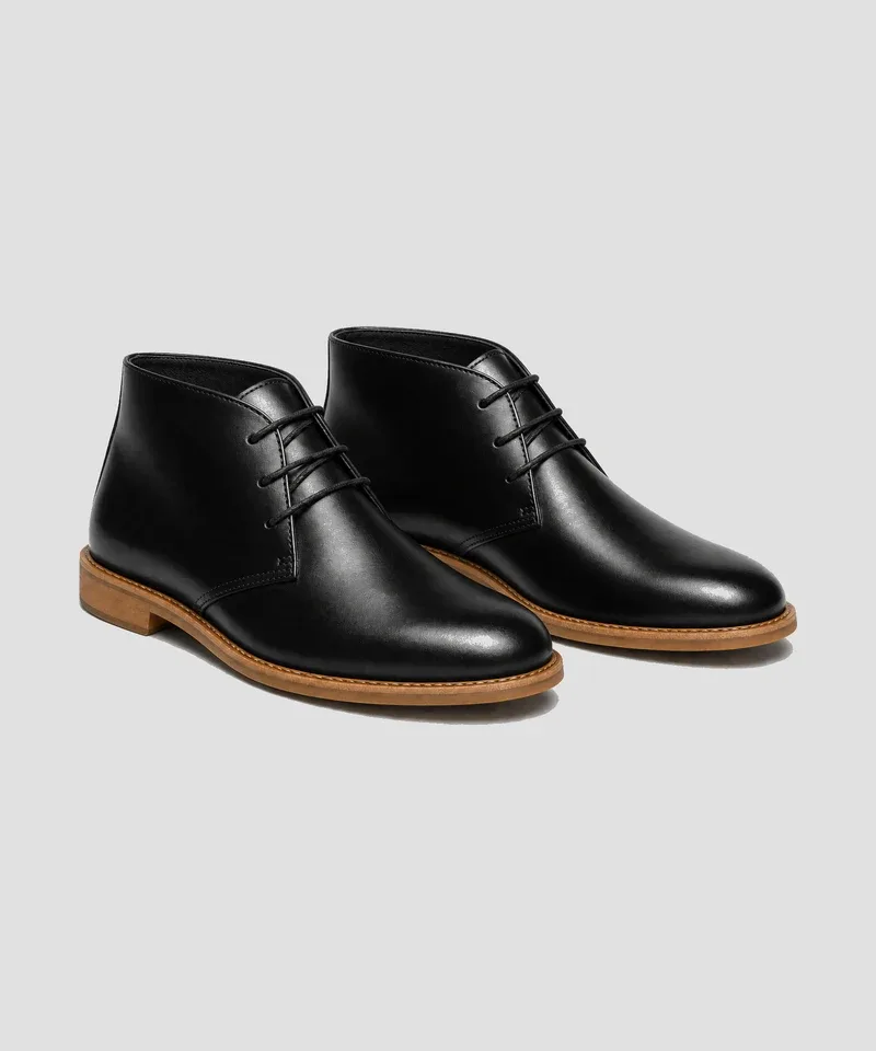 Bota chukka de cuero negro con suela natural — Calzado