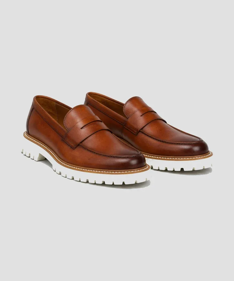 Mocasín penny cognac con suela track blanca — Calzado