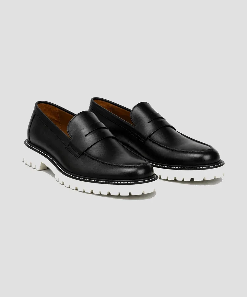 Mocasín penny negro con suela track blanca — Calzado