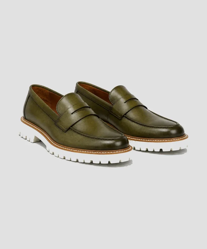 Mocasín penny verde oliva con suela track blanca — Calzado
