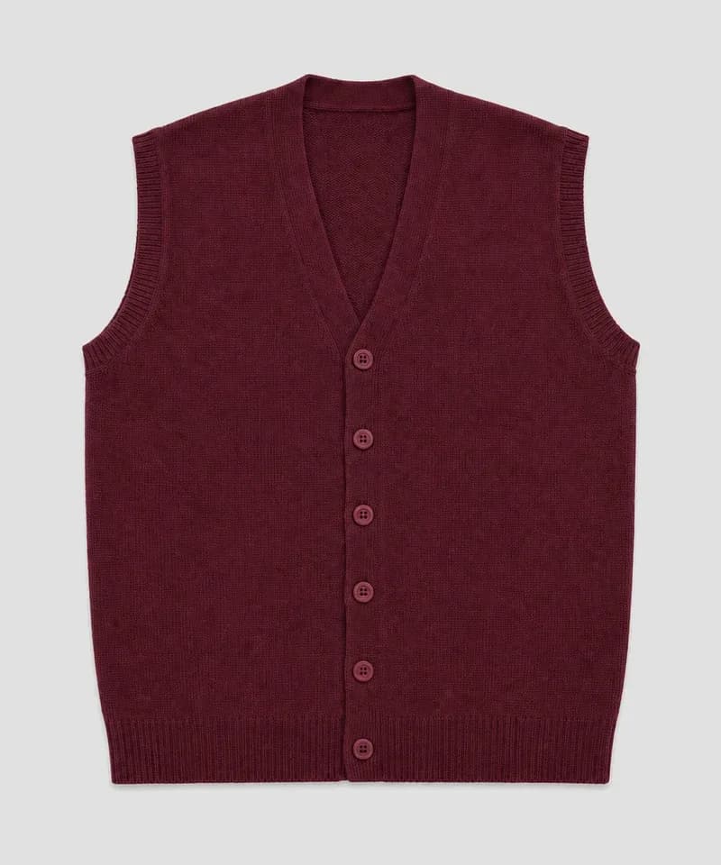 Chaleco escote V con botones bordó — Sweaters