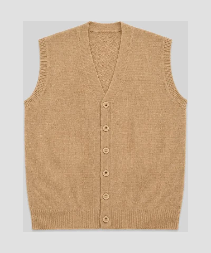 Chaleco escote V con botones camel — Sweaters