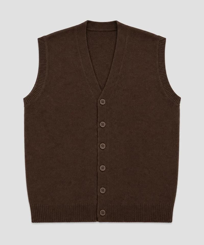 Chaleco escote V con botones chocolate — Sweaters