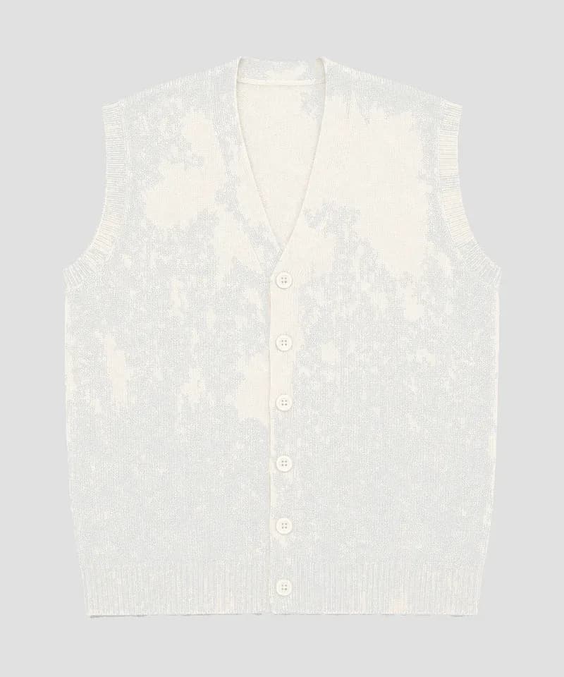 Chaleco escote V con botones crema — Sweaters