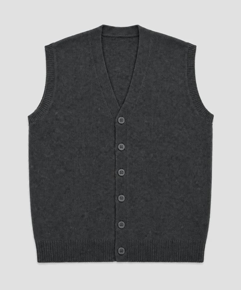 Chaleco escote V con botones gris carbón — Sweaters
