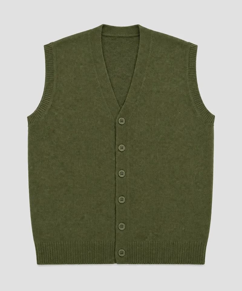 Chaleco escote V con botones verde oliva — Sweaters