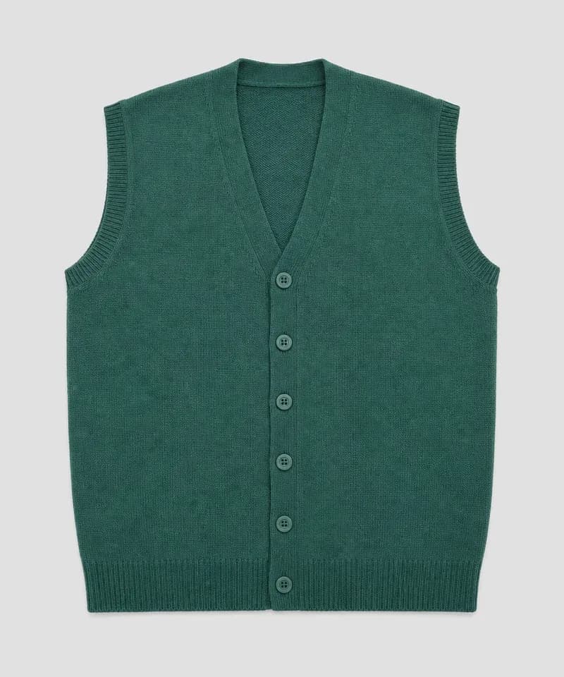 Chaleco escote V con botones verde bosque — Sweaters