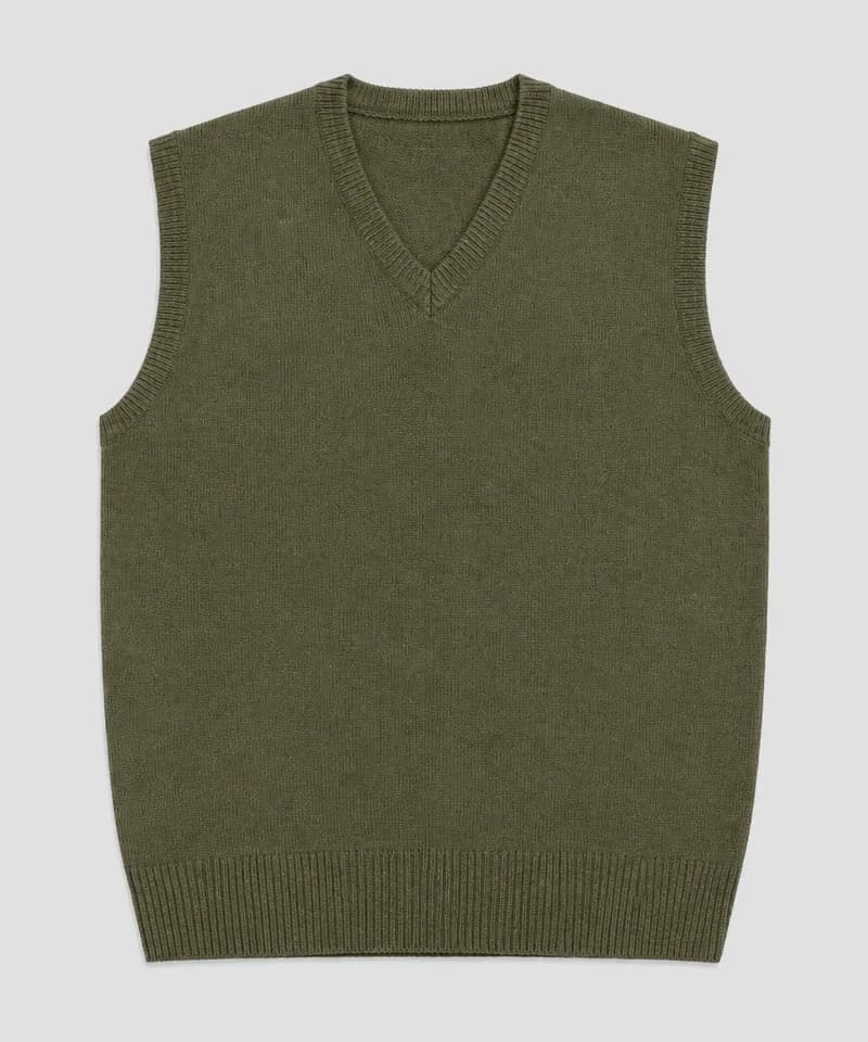 Chaleco escote V verde oliva — Sweaters