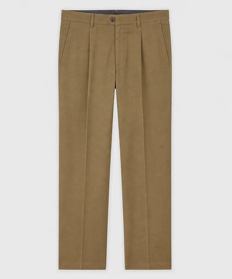 Pantalón chino khaki con pinzas y raya — Pantalones