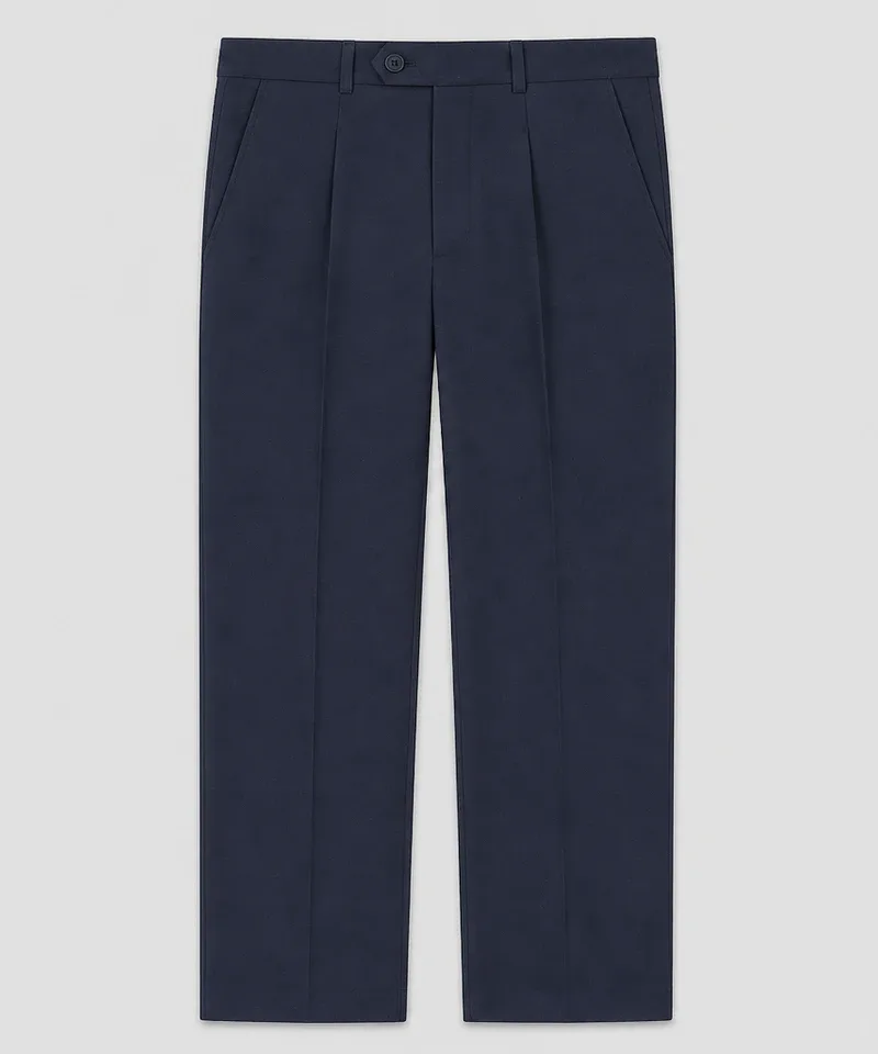 Pantalón de gabardina azul marino con pinzas y raya — Pantalones