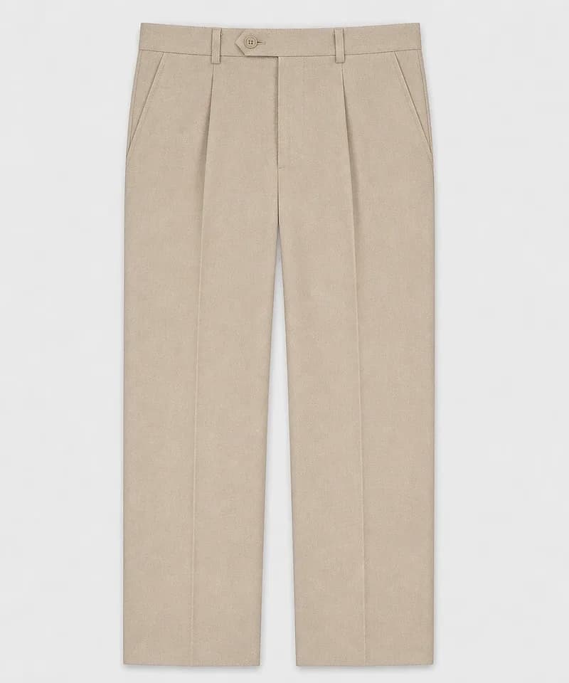 Pantalón de gabardina beige con pinzas y raya — Pantalones